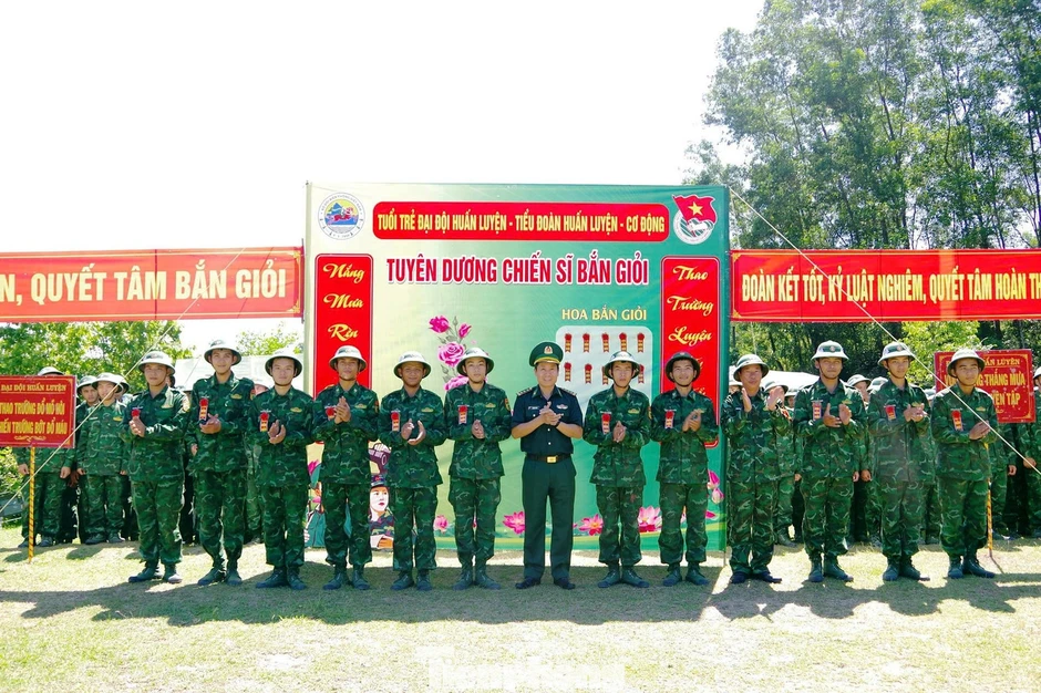 Xem tân binh Biên phòng 'vượt nắng' thao trường thực hiện kiểm tra ‘3 tiếng nổ’ Xem tân binh Biên phòng 'vượt nắng' thao trường thực hiện kiểm tra ‘3 tiếng nổ’
