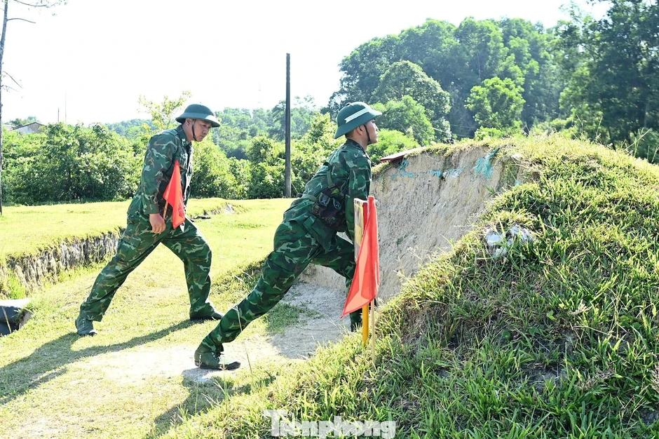 Xem tân binh Biên phòng 'vượt nắng' thao trường thực hiện kiểm tra ‘3 tiếng nổ’ Xem tân binh Biên phòng 'vượt nắng' thao trường thực hiện kiểm tra ‘3 tiếng nổ’