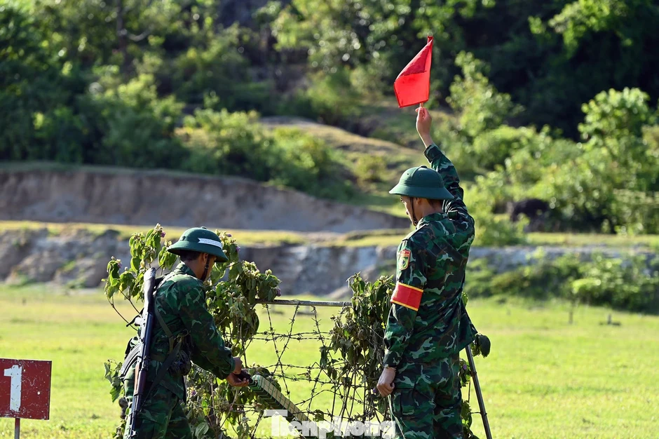 Xem tân binh Biên phòng 'vượt nắng' thao trường thực hiện kiểm tra ‘3 tiếng nổ’ Xem tân binh Biên phòng 'vượt nắng' thao trường thực hiện kiểm tra ‘3 tiếng nổ’