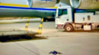Xuất hiện ảnh drone lạ nằm sát máy bay Ukraine 'chứa đầy đạn dược' ở Đức