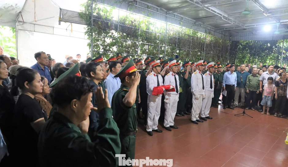 Xúc động ngày trở về của liệt sĩ sau 54 năm nằm lại chiến trường Xúc động ngày trở về của liệt sĩ sau 54 năm nằm lại chiến trường