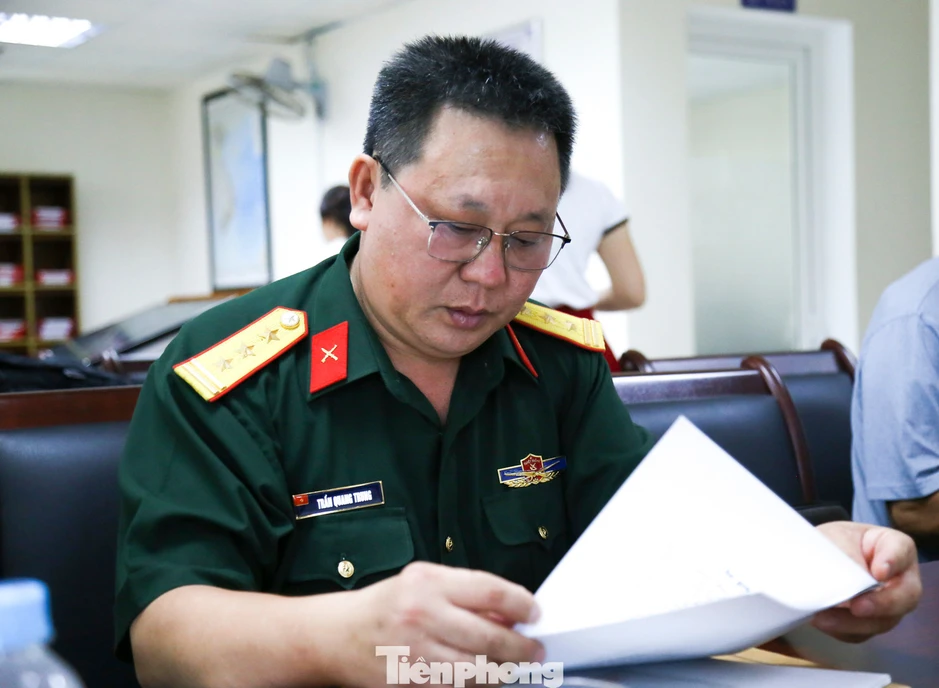 Xúc động trước những trang hồ sơ ‘đi B’ của cha được lưu giữ hơn nửa thế kỷ Xúc động trước những trang hồ sơ ‘đi B’ của cha được lưu giữ hơn nửa thế kỷ
