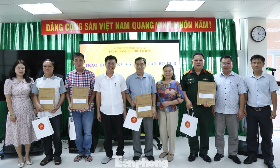 Xúc động trước những trang hồ sơ ‘đi B’ của cha được lưu giữ hơn nửa thế kỷ Xúc động trước những trang hồ sơ ‘đi B’ của cha được lưu giữ hơn nửa thế kỷ