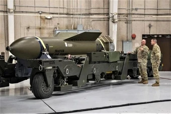 Xung đột Iran thúc đẩy Mỹ chuyển hướng sang UAV giá rẻ và bom phá boongke