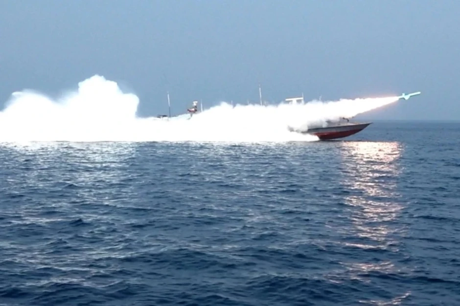 Xuồng Iran tấn công tàu dầu ở eo biển Hormuz