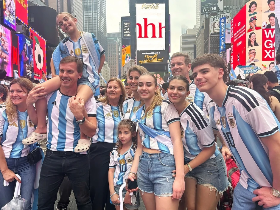 [Ảnh] Chung kết World Cup 2026: Cổ động viên Argentina biến New York thành sàn diễn Tango