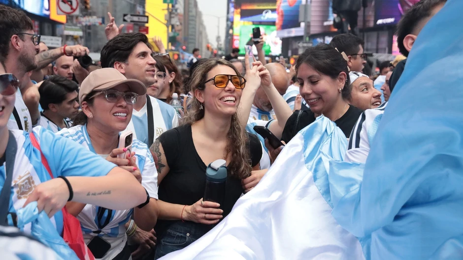 [Ảnh] Chung kết World Cup 2026: Cổ động viên Argentina biến New York thành sàn diễn Tango
