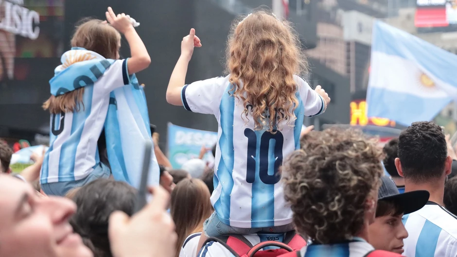 [Ảnh] Chung kết World Cup 2026: Cổ động viên Argentina biến New York thành sàn diễn Tango