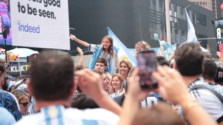 [Ảnh] Chung kết World Cup 2026: Cổ động viên Argentina biến New York thành sàn diễn Tango
