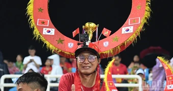 [Ảnh] Vượt qua thời tiết, người hâm mộ đến Mỹ Đình "tiếp lửa" cho tuyển Việt Nam