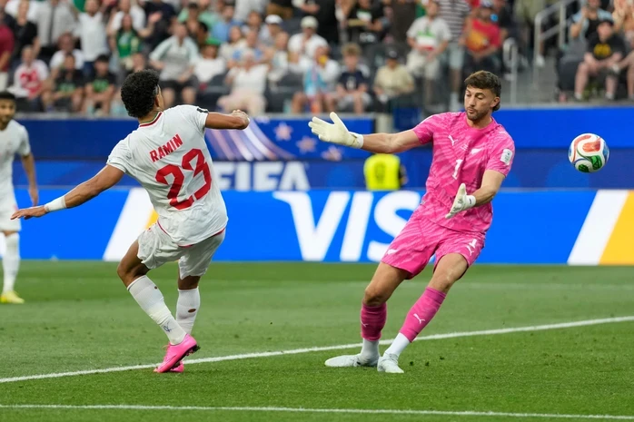 "Lão tướng" 36 tuổi tuyển Iran bất ngờ nhận danh hiệu Superior Player of the Match "Lão tướng" 36 tuổi tuyển Iran bất ngờ nhận danh hiệu Superior Player of the Match