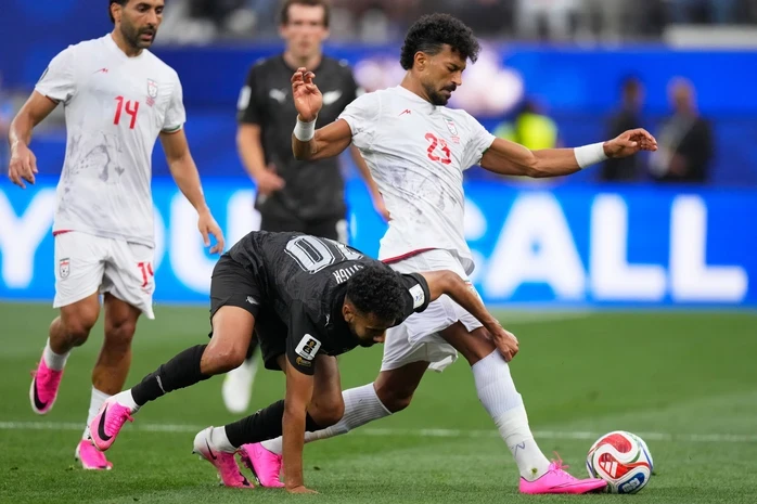 "Lão tướng" 36 tuổi tuyển Iran bất ngờ nhận danh hiệu Superior Player of the Match "Lão tướng" 36 tuổi tuyển Iran bất ngờ nhận danh hiệu Superior Player of the Match