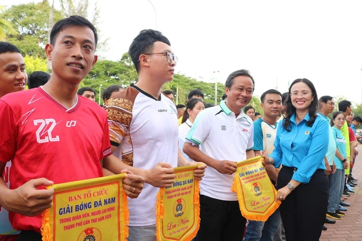 700 vận động viên Cần Thơ tranh tài giải bóng đá cho đoàn viên, người lao động 700 vận động viên Cần Thơ tranh tài giải bóng đá cho đoàn viên, người lao động