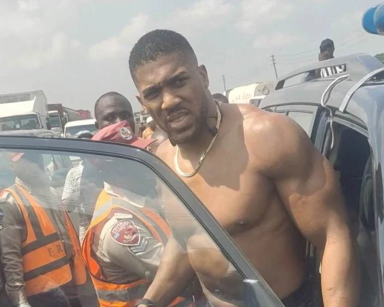 Anthony Joshua xuất hiện sau vụ tai nạn giết 2 bạn thân Anthony Joshua xuất hiện sau vụ tai nạn giết 2 bạn thân
