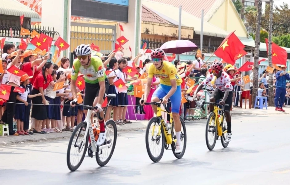 Áo Xanh lần thứ 6 thắng chặng giải xuyên Việt Áo Xanh lần thứ 6 thắng chặng giải xuyên Việt