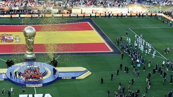 Argentina bị chỉ trích vì quay lưng khi Tây Ban Nha nâng Cup - Báo TinVina