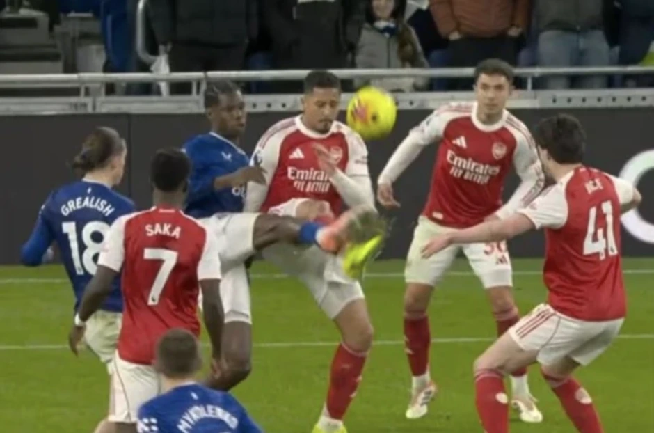 Arsenal 'đáng lẽ chịu phạt đền ba lần mùa này' - Báo TinVina Arsenal 'đáng lẽ chịu phạt đền ba lần mùa này' - Báo TinVina