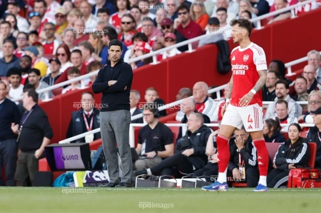 Arsenal lại hơn 6 điểm hay dâng cúp cho Man City?