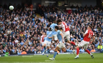 Arsenal lại hơn 6 điểm hay dâng cúp cho Man City?