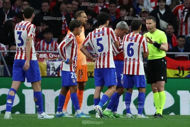 Arsenal mất oan phạt đền, Atletico thoát thua đầy tranh cãi Arsenal mất oan phạt đền, Atletico thoát thua đầy tranh cãi