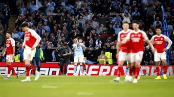 Arsenal sẩy chân trước Man City chẳng khác gì tự tay dâng cúp
