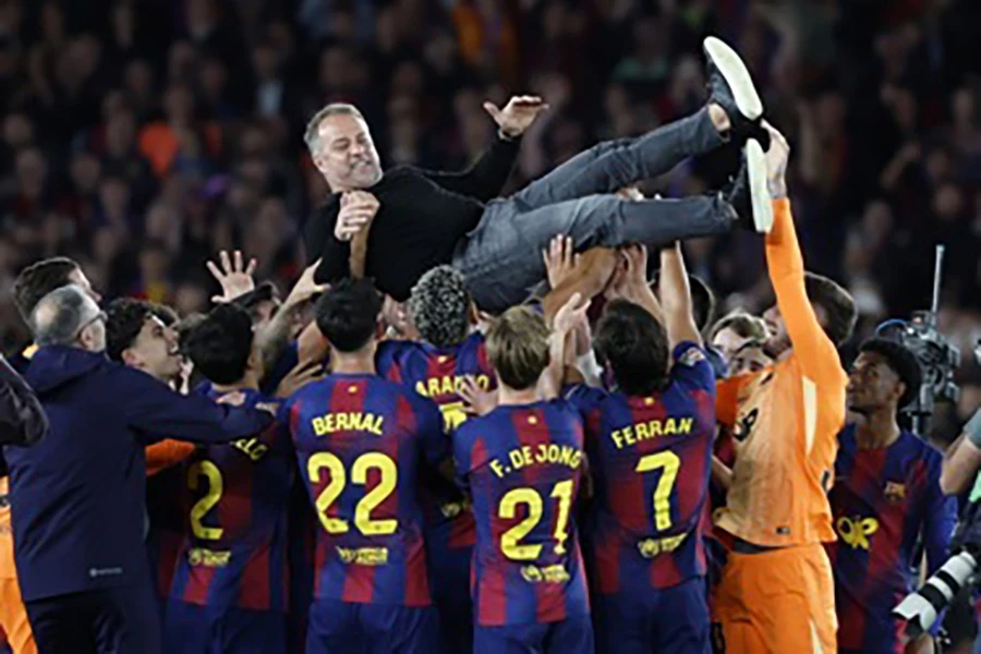 Barcelona làm được điều lần đầu tiên trong lịch sử, Flick xúc động