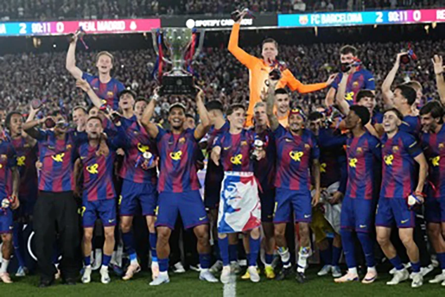 Barcelona làm được điều lần đầu tiên trong lịch sử, Flick xúc động