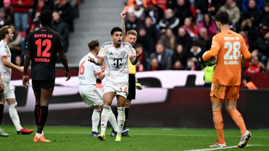 Bayern thoát thua dù nhận 2 thẻ đỏ ở Bundesliga Bayern thoát thua dù nhận 2 thẻ đỏ ở Bundesliga