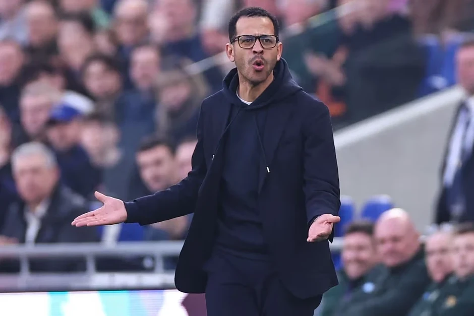 Bên trong vụ sa thải Rosenior và lập trường của Chelsea về HLV mới Bên trong vụ sa thải Rosenior và lập trường của Chelsea về HLV mới