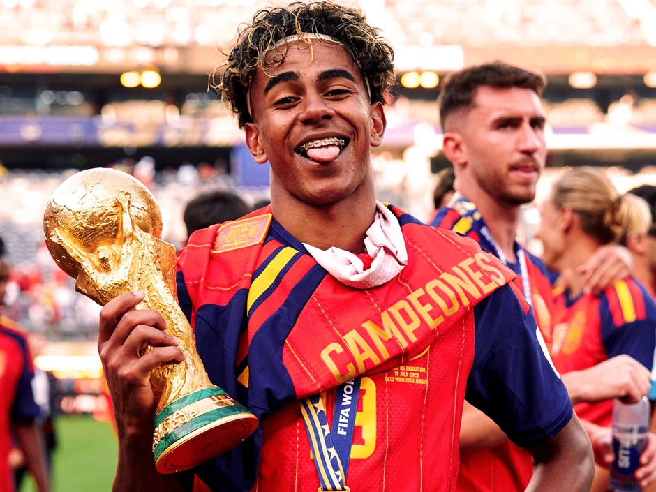 Bí mật cúp World Cup trên tay Yamal: 5 kg vàng, giá 6,5 tỷ Bí mật cúp World Cup trên tay Yamal: 5 kg vàng, giá 6,5 tỷ