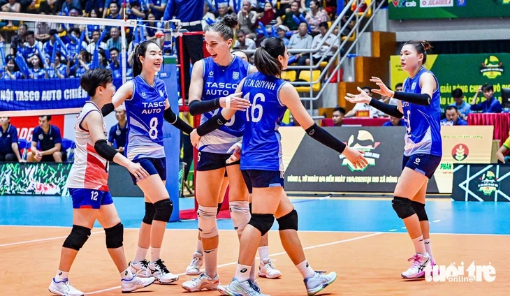 Bóng chuyền nữ: Binh chủng Thông tin lại thua 'sốc', Hà Nội gây bất ngờ Bóng chuyền nữ: Binh chủng Thông tin lại thua 'sốc', Hà Nội gây bất ngờ