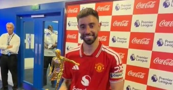 Bruno Fernandes nhận cúp của Premier League giữa những tranh cãi