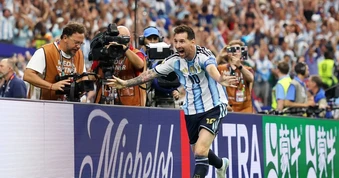 Cả thế giới già đi, Messi thì không