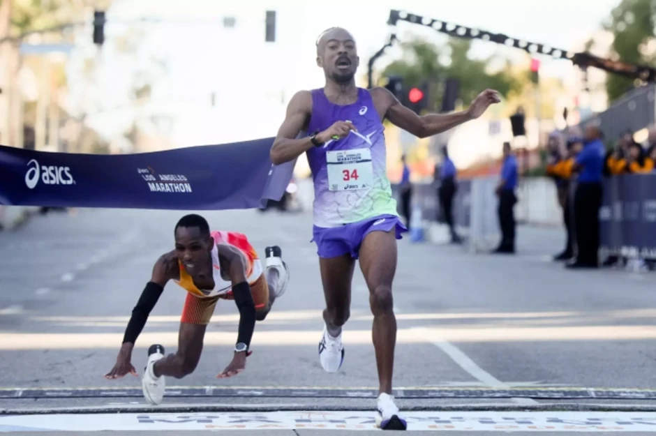 Cách biệt 0,01 giây giúp runner Mỹ vô địch Los Angeles Marathon - Báo TinVina Cách biệt 0,01 giây giúp runner Mỹ vô địch Los Angeles Marathon - Báo TinVina
