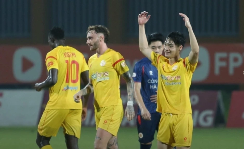 CAHN bị đội chót bảng ngắt chuỗi thắng 11 trận V-League CAHN bị đội chót bảng ngắt chuỗi thắng 11 trận V-League