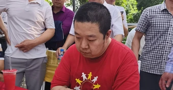 Cao thủ hạng 20 cờ tướng Trung Quốc sang Việt Nam đánh giải hội làng rồi... thua sớm