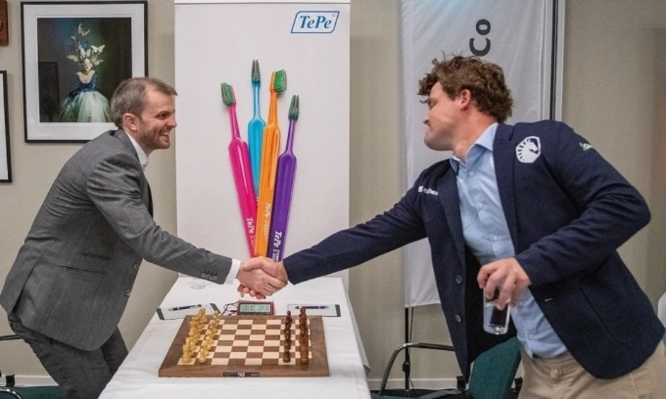 Carlsen thắng Đại kiện tướng đầu tiên ở cờ chuẩn sau gần một năm Carlsen thắng Đại kiện tướng đầu tiên ở cờ chuẩn sau gần một năm