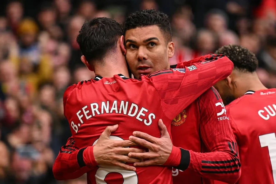 Casemiro nhận mức lương gấp đôi Bruno Fernandes Casemiro nhận mức lương gấp đôi Bruno Fernandes