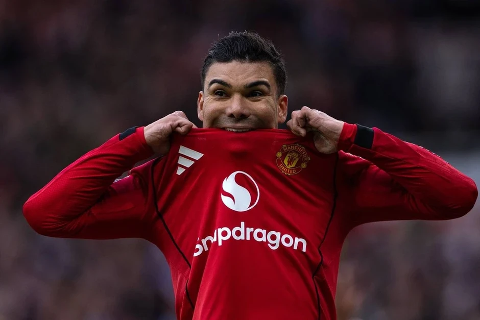 Casemiro sẽ ở lại MU mùa giải tới Casemiro sẽ ở lại MU mùa giải tới