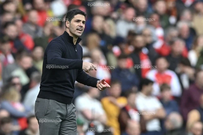 Cầu thủ Arsenal bị đấm mạnh vào mặt Cầu thủ Arsenal bị đấm mạnh vào mặt