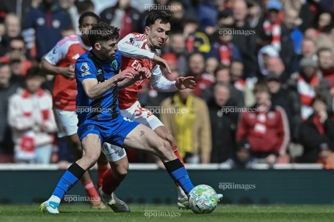 Cầu thủ Arsenal bị đấm mạnh vào mặt Cầu thủ Arsenal bị đấm mạnh vào mặt