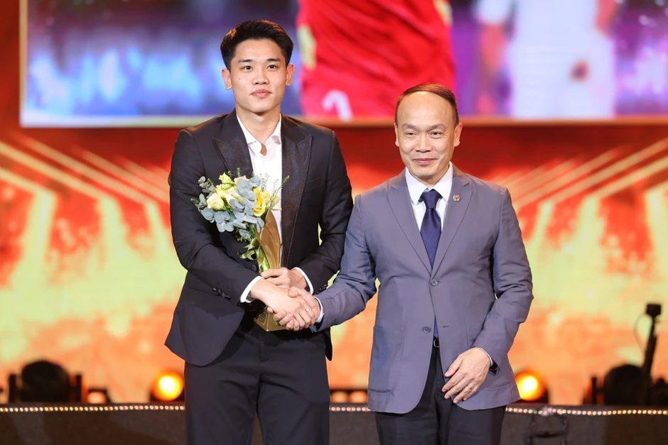 Cầu thủ Đình Bắc: 'Hy vọng hết mùa giải này tôi có thể ra nước ngoài thi đấu' Cầu thủ Đình Bắc: 'Hy vọng hết mùa giải này tôi có thể ra nước ngoài thi đấu'