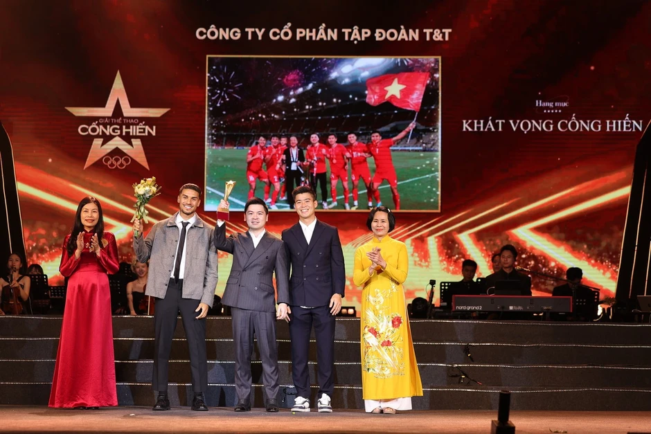 Cầu thủ Đình Bắc: 'Hy vọng hết mùa giải này tôi có thể ra nước ngoài thi đấu' Cầu thủ Đình Bắc: 'Hy vọng hết mùa giải này tôi có thể ra nước ngoài thi đấu'
