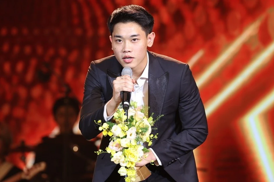 Cầu thủ Đình Bắc: 'Hy vọng hết mùa giải này tôi có thể ra nước ngoài thi đấu' Cầu thủ Đình Bắc: 'Hy vọng hết mùa giải này tôi có thể ra nước ngoài thi đấu'