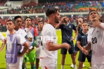 Cầu thủ Indonesia bị tát khi tranh cãi với CĐV ở ASEAN Cup - Báo TinVina