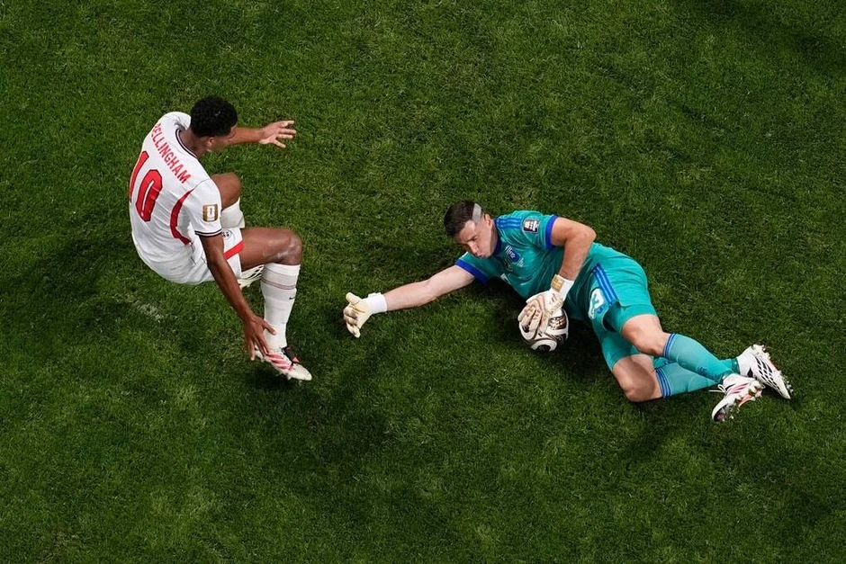 CĐV Argentina công kích thủ môn Martinez - Báo TinVina