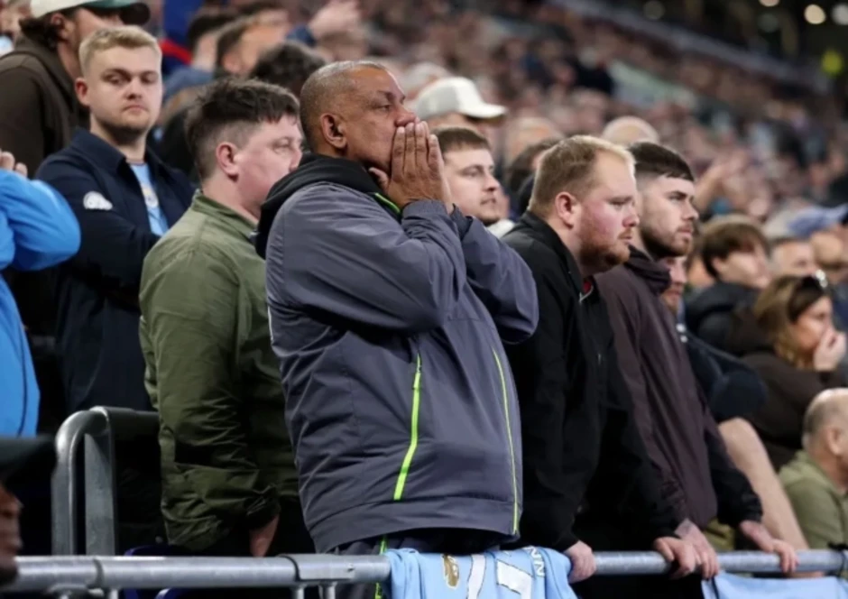 CĐV Arsenal lấy chai nước đáp trả Man City - Báo TinVina CĐV Arsenal lấy chai nước đáp trả Man City - Báo TinVina