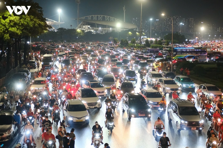 CĐV đổ ra đường phố Hà Nội ăn mừng chiến thắng của ĐT Việt Nam CĐV đổ ra đường phố Hà Nội ăn mừng chiến thắng của ĐT Việt Nam