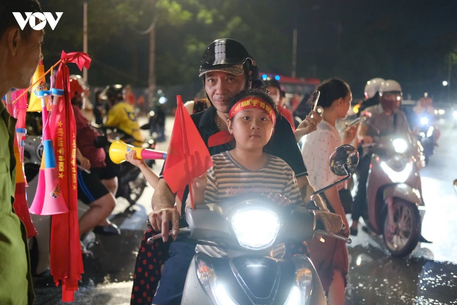 CĐV đổ ra đường phố Hà Nội ăn mừng chiến thắng của ĐT Việt Nam CĐV đổ ra đường phố Hà Nội ăn mừng chiến thắng của ĐT Việt Nam