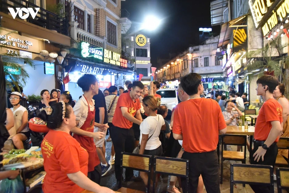 CĐV đổ ra đường phố Hà Nội ăn mừng chiến thắng của ĐT Việt Nam CĐV đổ ra đường phố Hà Nội ăn mừng chiến thắng của ĐT Việt Nam
